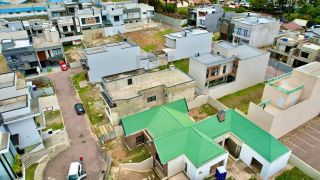 CASA TÉRREA ALTO PADRÃO NO VICENZA: 3 SUÍTES, 327M² E GARAGEM PARA 5 CARROS