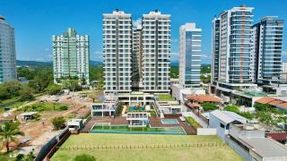Apartamento de luxo à venda no Upside Home Club, Piçarras. 4 Quartos, vista deslumbrante do mar (11º andar) e 2 vagas. Condomínio pé na areia com lazer completo.