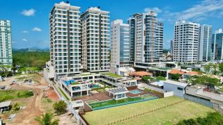 Apartamento de luxo à venda no Upside Home Club, Piçarras. 4 Quartos, vista deslumbrante do mar (11º andar) e 2 vagas. Condomínio pé na areia com lazer completo.