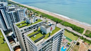 Apartamento de luxo à venda no Upside Home Club, Piçarras. 4 Quartos, vista deslumbrante do mar (11º andar) e 2 vagas. Condomínio pé na areia com lazer completo.