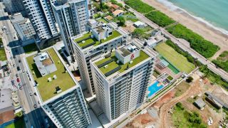 Apartamento de luxo à venda no Upside Home Club, Piçarras. 4 Quartos, vista deslumbrante do mar (11º andar) e 2 vagas. Condomínio pé na areia com lazer completo.