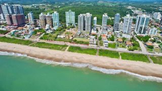 Apartamento de luxo à venda no Upside Home Club, Piçarras. 4 Quartos, vista deslumbrante do mar (11º andar) e 2 vagas. Condomínio pé na areia com lazer completo.