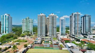 Apartamento de luxo à venda no Upside Home Club, Piçarras. 4 Quartos, vista deslumbrante do mar (11º andar) e 2 vagas. Condomínio pé na areia com lazer completo.