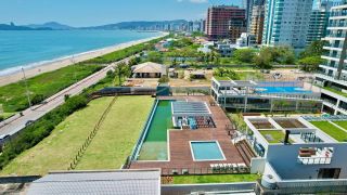 Apartamento de luxo à venda no Upside Home Club, Piçarras. 4 Quartos, vista deslumbrante do mar (11º andar) e 2 vagas. Condomínio pé na areia com lazer completo.