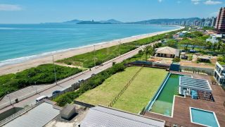 Apartamento de luxo à venda no Upside Home Club, Piçarras. 4 Quartos, vista deslumbrante do mar (11º andar) e 2 vagas. Condomínio pé na areia com lazer completo.