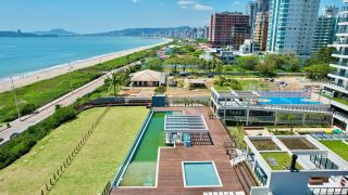 Apartamento de luxo à venda no Upside Home Club, Piçarras. 4 Quartos, vista deslumbrante do mar (11º andar) e 2 vagas. Condomínio pé na areia com lazer completo.
