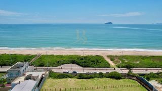 Apartamento de luxo à venda no Upside Home Club, Piçarras. 4 Quartos, vista deslumbrante do mar (11º andar) e 2 vagas. Condomínio pé na areia com lazer completo.