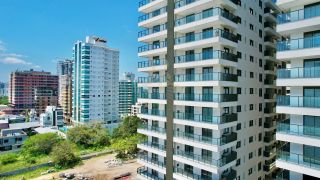 Apartamento de luxo à venda no Upside Home Club, Piçarras. 4 Quartos, vista deslumbrante do mar (11º andar) e 2 vagas. Condomínio pé na areia com lazer completo.