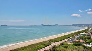 Apartamento de luxo à venda no Upside Home Club, Piçarras. 4 Quartos, vista deslumbrante do mar (11º andar) e 2 vagas. Condomínio pé na areia com lazer completo.
