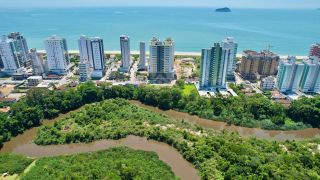 Apartamento de luxo à venda no Upside Home Club, Piçarras. 4 Quartos, vista deslumbrante do mar (11º andar) e 2 vagas. Condomínio pé na areia com lazer completo.