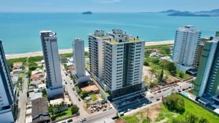 Apartamento de luxo à venda no Upside Home Club, Piçarras. 4 Quartos, vista deslumbrante do mar (11º andar) e 2 vagas. Condomínio pé na areia com lazer completo.