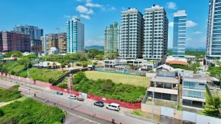 Apartamento de luxo à venda no Upside Home Club, Piçarras. 4 Quartos, vista deslumbrante do mar (11º andar) e 2 vagas. Condomínio pé na areia com lazer completo.