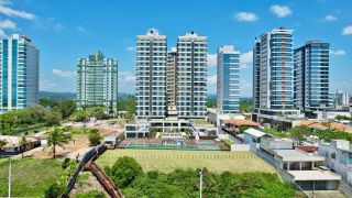 Apartamento de luxo à venda no Upside Home Club, Piçarras. 4 Quartos, vista deslumbrante do mar (11º andar) e 2 vagas. Condomínio pé na areia com lazer completo.