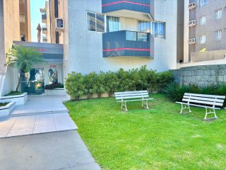 Apartamento Exclusivo em Caiobá: Conforto, Vista e Lazer a 100m da Praia no Edifício Meridien!