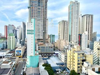 Cobertura duplex mobiliada no Centro de Balneário Camboriú Perto da Praia
