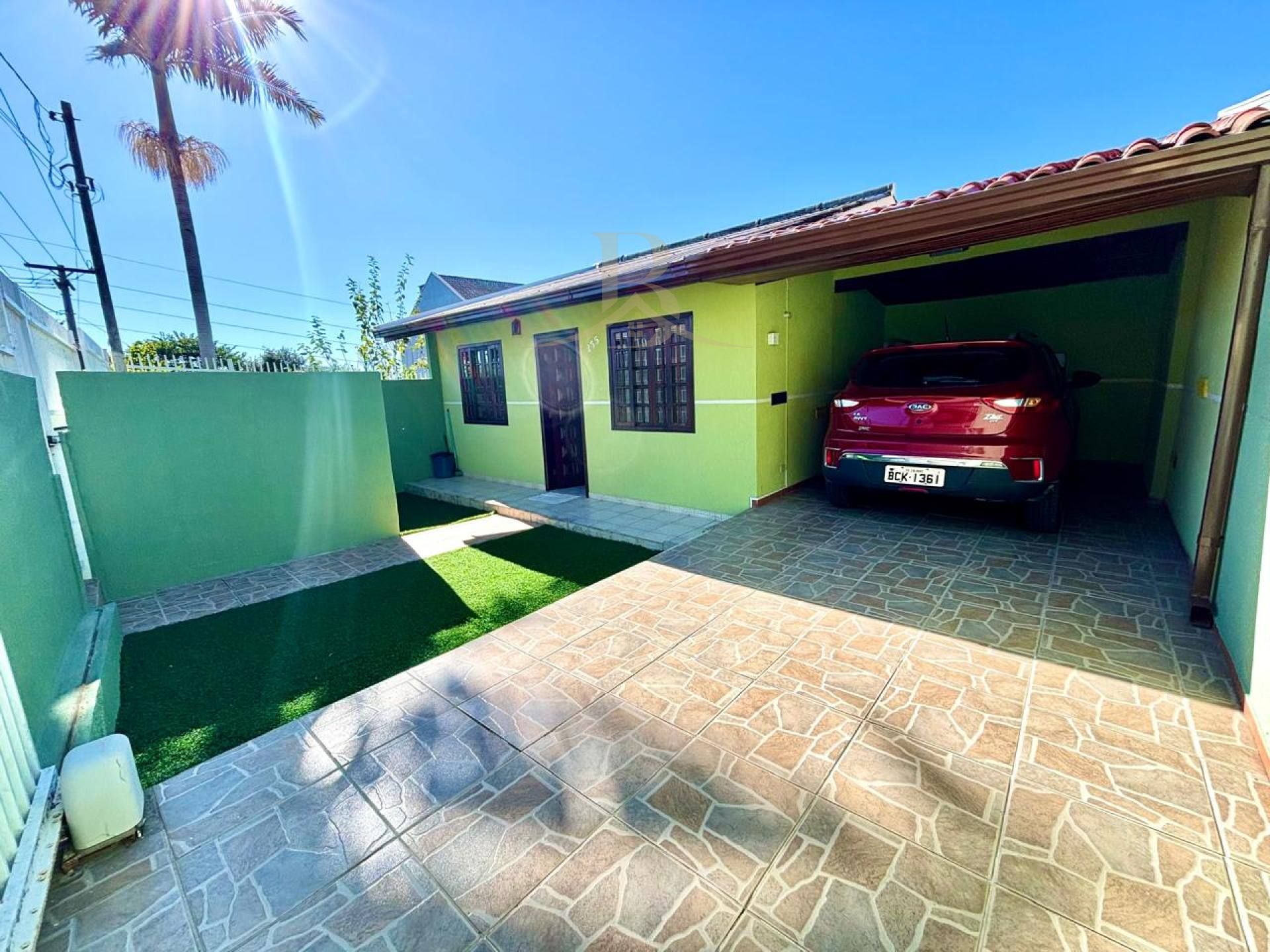 CASA RECÉM-REFORMADA COM TERRENO DE 296m² NO BAIRRO GUARANI EM COLOMBO