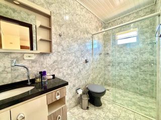 CASA RECÉM-REFORMADA COM TERRENO DE 296m² NO BAIRRO GUARANI EM COLOMBO