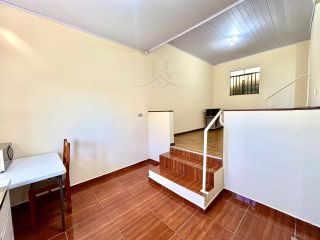 CASA RECÉM-REFORMADA COM TERRENO DE 296m² NO BAIRRO GUARANI EM COLOMBO