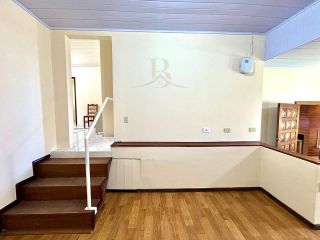 CASA RECÉM-REFORMADA COM TERRENO DE 296m² NO BAIRRO GUARANI EM COLOMBO