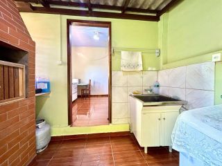 CASA RECÉM-REFORMADA COM TERRENO DE 296m² NO BAIRRO GUARANI EM COLOMBO