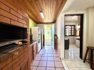 SOBRADO COM 157m², 3 QUARTOS, SUÍTE E AMPLO TERRENO NO BAIRRO GUARANI EM COLOMBO