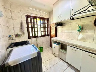 SOBRADO COM 157m², 3 QUARTOS, SUÍTE E AMPLO TERRENO NO BAIRRO GUARANI EM COLOMBO