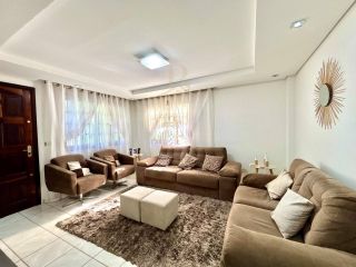 SOBRADO COM 157m², 3 QUARTOS, SUÍTE E AMPLO TERRENO NO BAIRRO GUARANI EM COLOMBO