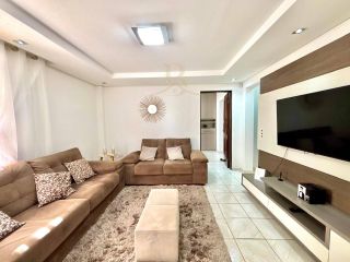 SOBRADO COM 157m², 3 QUARTOS, SUÍTE E AMPLO TERRENO NO BAIRRO GUARANI EM COLOMBO