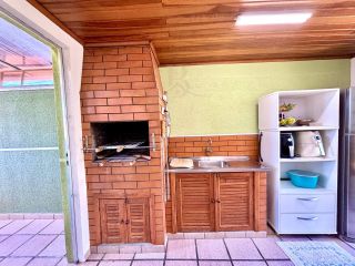 SOBRADO COM 157m², 3 QUARTOS, SUÍTE E AMPLO TERRENO NO BAIRRO GUARANI EM COLOMBO
