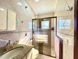SOBRADO COM 157m², 3 QUARTOS, SUÍTE E AMPLO TERRENO NO BAIRRO GUARANI EM COLOMBO