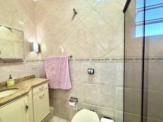 SOBRADO COM 157m², 3 QUARTOS, SUÍTE E AMPLO TERRENO NO BAIRRO GUARANI EM COLOMBO