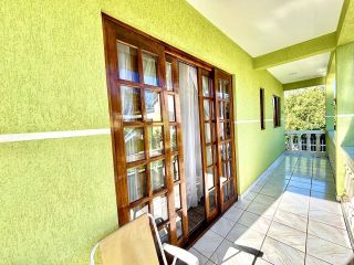 SOBRADO COM 157m², 3 QUARTOS, SUÍTE E AMPLO TERRENO NO BAIRRO GUARANI EM COLOMBO