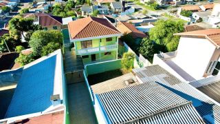 SOBRADO COM 157m², 3 QUARTOS, SUÍTE E AMPLO TERRENO NO BAIRRO GUARANI EM COLOMBO