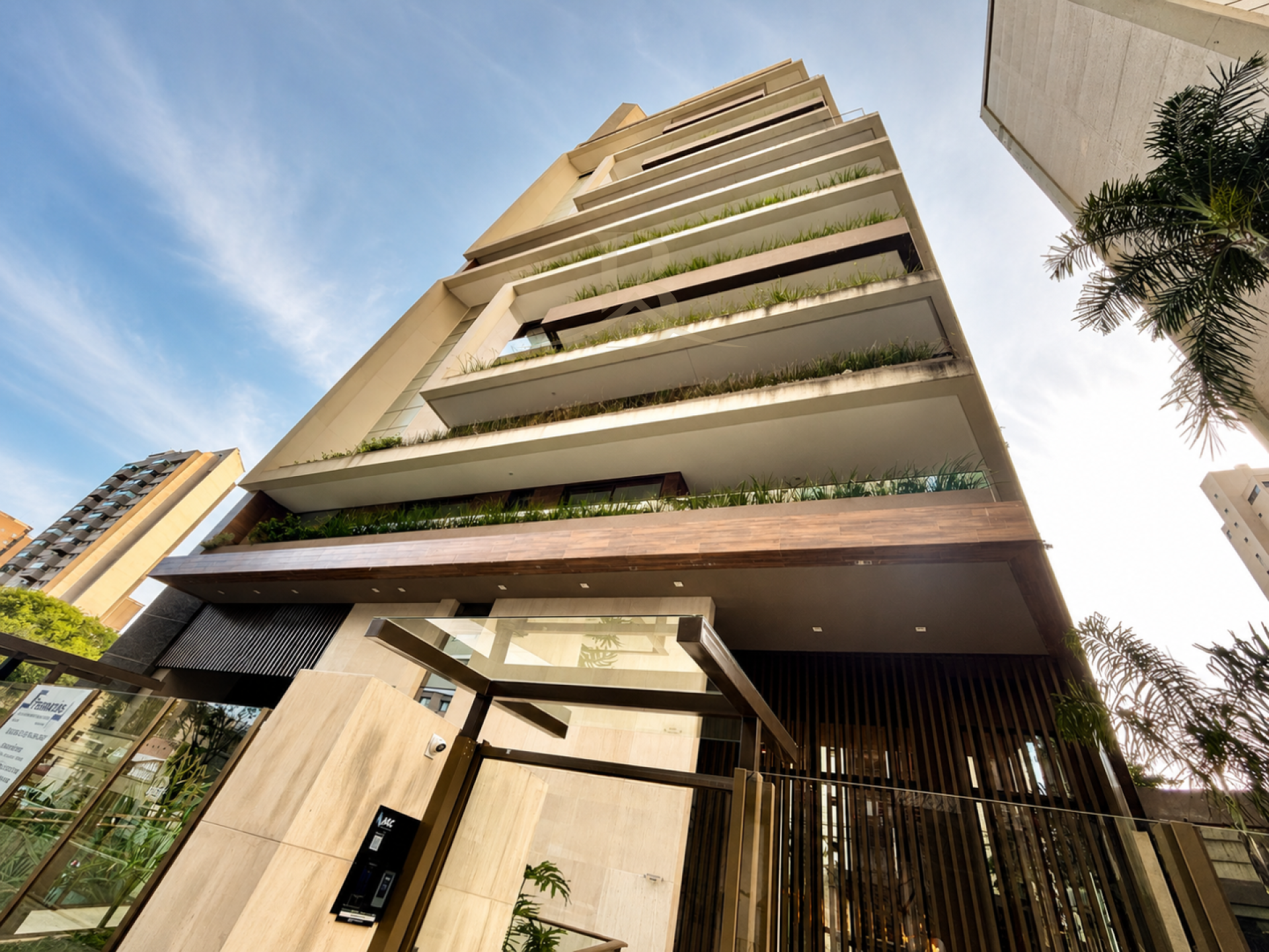 Apartamento de Alto Luxo no Edifício Carmen, 3 Suítes, Porteira Fechada ao lado do Clube Curitibano