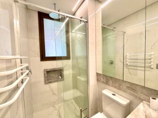 Apartamento de Alto Luxo no Edifício Carmen, 3 Suítes, Porteira Fechada ao lado do Clube Curitibano