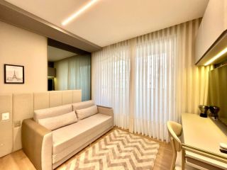Apartamento de Alto Luxo no Edifício Carmen, 3 Suítes, Porteira Fechada ao lado do Clube Curitibano