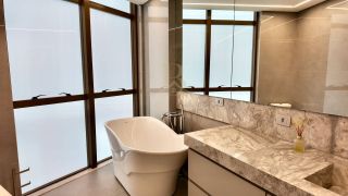 Apartamento de Alto Luxo no Edifício Carmen, 3 Suítes, Porteira Fechada ao lado do Clube Curitibano