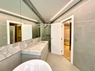 Apartamento de Alto Luxo no Edifício Carmen, 3 Suítes, Porteira Fechada ao lado do Clube Curitibano