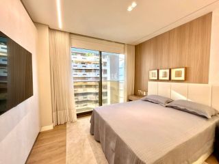 Apartamento de Alto Luxo no Edifício Carmen, 3 Suítes, Porteira Fechada ao lado do Clube Curitibano