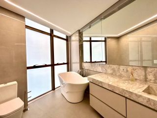 Apartamento de Alto Luxo no Edifício Carmen, 3 Suítes, Porteira Fechada ao lado do Clube Curitibano