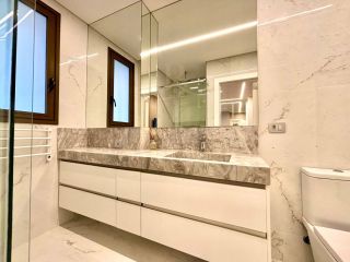Apartamento de Alto Luxo no Edifício Carmen, 3 Suítes, Porteira Fechada ao lado do Clube Curitibano