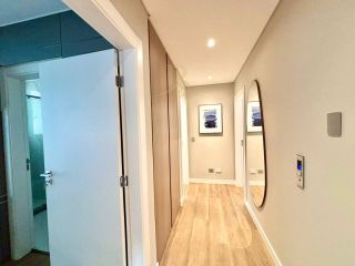 Apartamento de Alto Luxo no Edifício Carmen, 3 Suítes, Porteira Fechada ao lado do Clube Curitibano