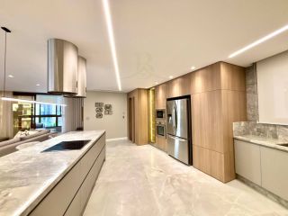 Apartamento de Alto Luxo no Edifício Carmen, 3 Suítes, Porteira Fechada ao lado do Clube Curitibano