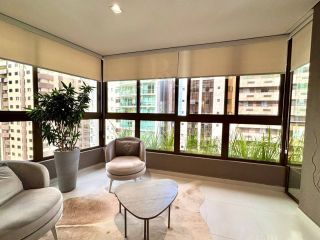 Apartamento de Alto Luxo no Edifício Carmen, 3 Suítes, Porteira Fechada ao lado do Clube Curitibano