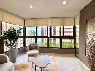 Apartamento de Alto Luxo no Edifício Carmen, 3 Suítes, Porteira Fechada ao lado do Clube Curitibano