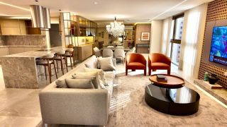 Apartamento de Alto Luxo no Edifício Carmen, 3 Suítes, Porteira Fechada ao lado do Clube Curitibano