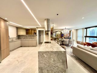 Apartamento de Alto Luxo no Edifício Carmen, 3 Suítes, Porteira Fechada ao lado do Clube Curitibano