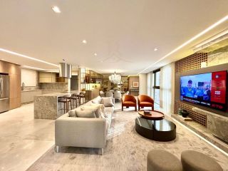 Apartamento de Alto Luxo no Edifício Carmen, 3 Suítes, Porteira Fechada ao lado do Clube Curitibano