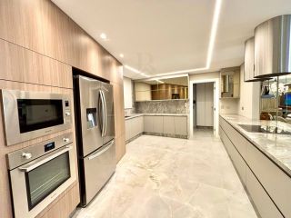 Apartamento de Alto Luxo no Edifício Carmen, 3 Suítes, Porteira Fechada ao lado do Clube Curitibano