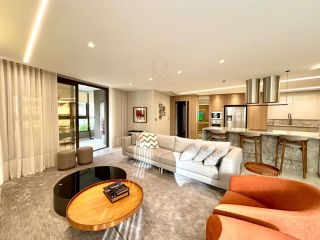 Apartamento de Alto Luxo no Edifício Carmen, 3 Suítes, Porteira Fechada ao lado do Clube Curitibano